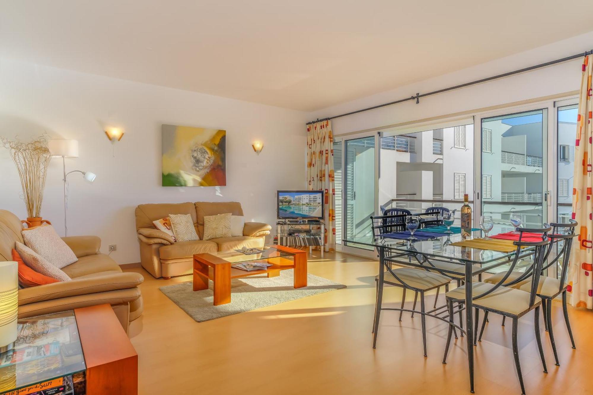 Beautiful Two Bed In Marina With Shared Pool *